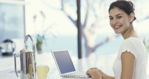 Woman visits website for termite control in Wangi Wangi 